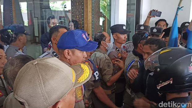 Demo di kantor Bupati Tana Toraja berakhir ricuh. Satu orang massa aksi diduga dipukul polisi.