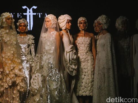 Desainer Yefta Gunawan menampilkan koleksi terbaru di Enchanted Moments an exquisite Wedding Fair (EMWF) di ballroom St. Regis, Jakarta (28/5/2023).