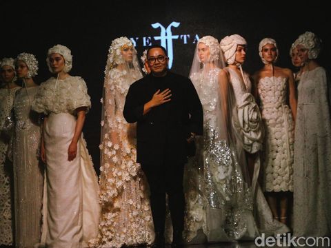 Desainer Yefta Gunawan menampilkan koleksi terbaru di Enchanted Moments an exquisite Wedding Fair (EMWF) di ballroom St. Regis, Jakarta (28/5/2023).