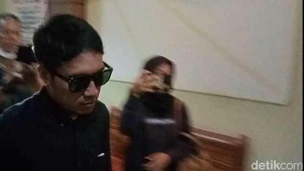 Desta hadiri sidang cerai perdana.