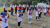 Sedikitnya sekitar 6.000 anak TK dari berbagai wilayah DKI Jakarta tumpah ruamh menjadi satu di Lapangan Banteng. Selain senam, kegiatan juga makin semarak dengan game dan permainan tradisional yang diikuti anak-anak dengan sangat antusias.