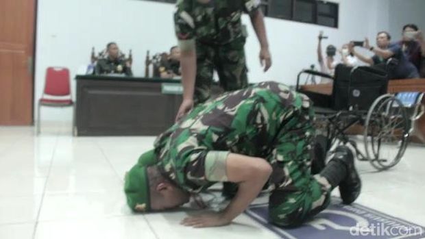 Dua oknum TNI pembawa 75 kg sabu sujud syukur setelah lolos dari hukuman mati.