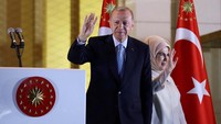 Presiden Turki Erdogan dan istrinya Ermine melambaikan tangan saat berbicara kepada para pendukungnya menyusul kemenangannya dalam putaran kedua pemilihan presiden di Istana Kepresidenan di Ankara, Turki 28 Mei 2023. 