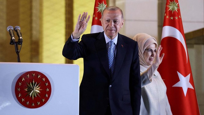 Turkish President Tayyip Erdogan speaks with Sinan Ogan, a hardline nationalist who came third in the first round of the presidential election, and Democratic Left Party (DSP) chair Onder Aksakal following his victory in the second round of the presidential election at the Presidential Palace in Ankara, Turkey May 29, 2023. REUTERS/Umit Bektas