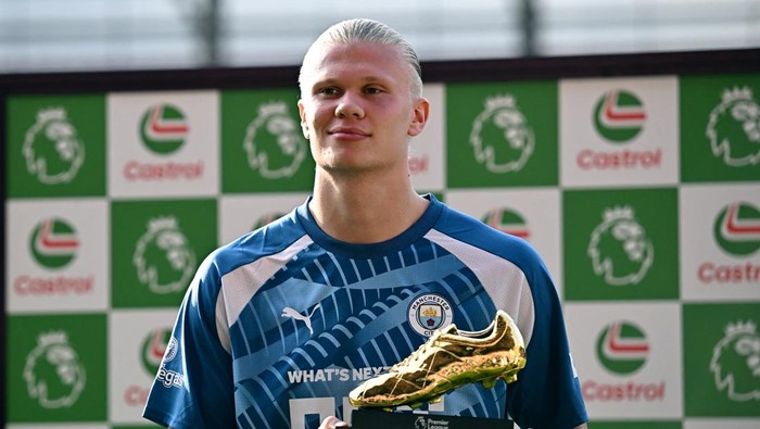 Soccer Football - Premier League - Brentford v Manchester City - Brentford Community Stadium, London, Britain - May 28, 2023 Manchester Citys Erling Braut Haaland celebrates with the golden boot after the match REUTERS/Dylan Martinez EDITORIAL USE ONLY. No use with unauthorized audio, video, data, fixture lists, club/league logos or live services. Online in-match use limited to 75 images, no video emulation. No use in betting, games or single club /league/player publications. Please contact your account representative for further details.