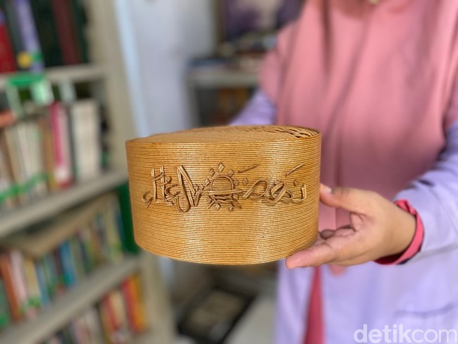 Saat ini, Batik Ratu & Souvenir terdaftar sebagai anggota UMKM binaan Rumah BUMN BRI Serang. Berbagai kegiatan pembekalan rutin diikuti Ratu untuk mengasah kemampuannya dalam berbisnis, terutama di era digital. Ratu yang memulai usahanya dengan modal sendiri sebesar Rp 500.000 juga sudah dibuatkan QRIS untuk mempermudah transaksi saat mengikuti pameran. Selain batik, produk Ratu berekspansi ke produk cendramata seperti peci berbahan serat kayu. (Foto: Daniel Ngantung/detikcom)