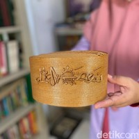 Saat ini, Batik Ratu & Souvenir terdaftar sebagai anggota UMKM binaan Rumah BUMN BRI Serang. Berbagai kegiatan pembekalan rutin diikuti Ratu untuk mengasah kemampuannya dalam berbisnis, terutama di era digital. Ratu yang memulai usahanya dengan modal sendiri sebesar Rp 500.000 juga sudah dibuatkan QRIS untuk mempermudah transaksi saat mengikuti pameran. Selain batik, produk Ratu berekspansi ke produk cendramata seperti peci berbahan serat kayu. (Foto: Daniel Ngantung/detikcom)