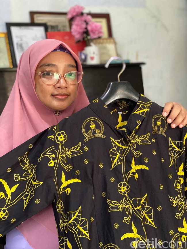 Ia mencoba mengembangkan motif-motif baru yang inspirasinya bersumber dari alam dan kebudayaan Banten. Ratu yang seorang akademisi dan pemerhati sejarah Banten menjatuhkan salah satu pilihannya pada tumbuhan pala. (Foto: Daniel Ngantung/detikcom)