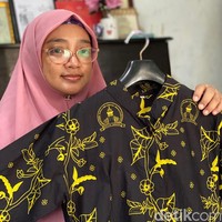 Ia mencoba mengembangkan motif-motif baru yang inspirasinya bersumber dari alam dan kebudayaan Banten. Ratu yang seorang akademisi dan pemerhati sejarah Banten menjatuhkan salah satu pilihannya pada tumbuhan pala. (Foto: Daniel Ngantung/detikcom)