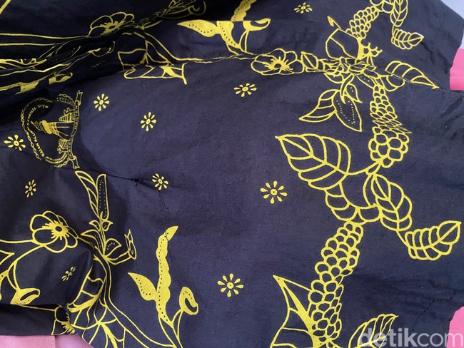 Hitam menjadi warna dasarnya. “Di Banten, hitam diyakini sebagai warna yang sakti. Banyak santri-santri di sini juga warna tersebut,” kata Ratu kepada Wolipop di kediamannya di Serang, Banten, belum lama ini. Terdapat pula bentuk mahkota yang ditambahkan Ratu sebagai aksen untuk memberi ciri khas yang sesuai namanya. (Foto: Daniel Ngantung/detikcom)