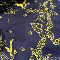 Hitam menjadi warna dasarnya. “Di Banten, hitam diyakini sebagai warna yang sakti. Banyak santri-santri di sini juga warna tersebut,” kata Ratu kepada Wolipop di kediamannya di Serang, Banten, belum lama ini. Terdapat pula bentuk mahkota yang ditambahkan Ratu sebagai aksen untuk memberi ciri khas yang sesuai namanya. (Foto: Daniel Ngantung/detikcom)