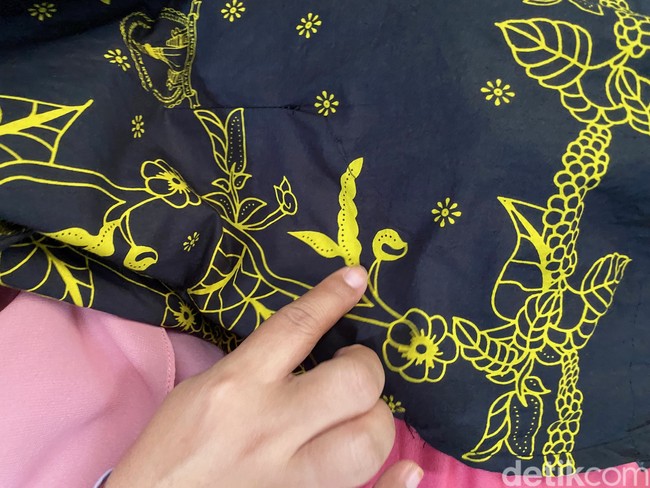 Motif lada garapan Ratu terdiri dari bentuk buah, daun, hingga batangnya. Adapun motif tersebut hadir dalam warna kuning yang kontras dengan warna dasarnya. Ia mendesain sendiri motif batik tersebut kemudian sketsanya dicitrakan secara digital ke atas lembaran kain (manual printing). Ratu berkolaborasi dengan tiga perajin yang mengolah batik tersebut ke dalam potongan busana seperti kemeja, blus dan masker. (Foto: Daniel Ngantung/detikcom)