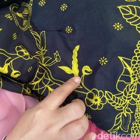 Motif lada garapan Ratu terdiri dari bentuk buah, daun, hingga batangnya. Adapun motif tersebut hadir dalam warna kuning yang kontras dengan warna dasarnya. Ia mendesain sendiri motif batik tersebut kemudian sketsanya dicitrakan secara digital ke atas lembaran kain (manual printing). Ratu berkolaborasi dengan tiga perajin yang mengolah batik tersebut ke dalam potongan busana seperti kemeja, blus dan masker. (Foto: Daniel Ngantung/detikcom)