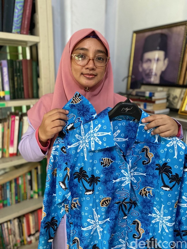 Batik Ratu dijalaninya sambil menuntaskan tesis dan merampungkan buku seputar sejarah Banten yang memang merupakan hasratnya. Dengan batik, ternyata saya juga masih bisa mengedukasi masyarakat tentang sejarah Banten, kata Ratu yang berencana mengajar lagi usai merampungkan tesisnya. (Foto: Daniel Ngantung/detikcom)