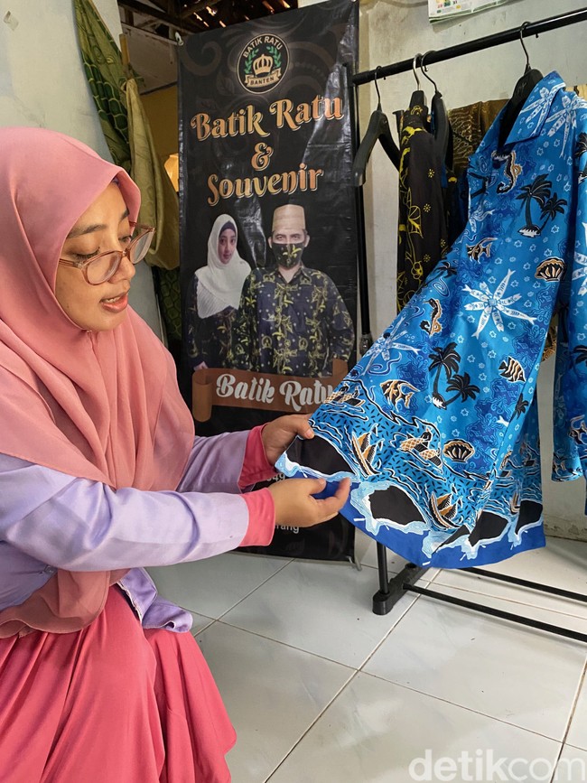 Ibu tiga anak ini juga memperkelanlkan motif Teluk Banten yang didominasi oleh bentuk pulau, pohon kelapa, dan perahu nelayan. Zaman Kesultanan Banten Ageng Tirtayasa, masyarakat diwajibkan menanam pohon kelapa karena memang banyak manfaatnya, kata Ratu yang juga penulis buku tentang sejarah Banten itu. (Foto: Daniel Ngantung/detikcom)