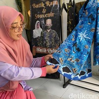 Ibu tiga anak ini juga memperkelanlkan motif Teluk Banten yang didominasi oleh bentuk pulau, pohon kelapa, dan perahu nelayan. Zaman Kesultanan Banten Ageng Tirtayasa, masyarakat diwajibkan menanam pohon kelapa karena memang banyak manfaatnya, kata Ratu yang juga penulis buku tentang sejarah Banten itu. (Foto: Daniel Ngantung/detikcom)