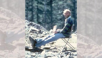 David A. Johnston tersenyum ke kamera Harry Glicken, muridnya. Dia ahli vulkanologi yang mempelajari Gunung St. Helens. 13,5 jam kemudian, Johnston terbunuh letusan Gunung St Helens. Jasadnya tak pernah ditemukan. Sebenarnya Glicken yang bertugas mengamati gunung berapi hari itu, tapi tukar shift dengan Johnston karena harus menghadiri wawancara. Setelah mendengar berita kematian Johnston, Glicken sangat terpukul. Dalam takdir yang aneh, Glicken juga mati akibat letusan gunung berapi terpisah di Jepang beberapa tahun kemudian. Foto: Listverse
