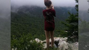 Jolee Callan yang berusia 18 tahun berdiri di tebing terjal dan mengambil foto pemandangan indah di bawah di Delta, Alabama. Dia mendaki ke lokasi indah ini bersama mantannya, Loren Bunner (20). Beberapa saat setelah foto  diambil, Loren menembak kepalanya dua kali dan melemparkan tubuhnya dari sisi tebing. Dia kemudian memanggil polisi dan mengatakan membunuh mantan pacarnya. Pasangan itu berkencan 10 bulan sebelum Jolee putus dengan Loren karena dia terlalu mengendalikannya. Meski putus, mereka tetap berhubungan. Dua bulan setelah putus, Loren mengundang Jolee dalam pendakian di mana dia akan membunuhnya. Loren Bunner dijatuhi hukuman 52 tahun penjara. Foto: Listverse