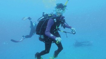 Dua penyelam pose sambil scuba diving di lepas Pantai Queensland. Di belakang mereka, sosok kaku terbaring di dasar, kemudian diketahui sebagai Tina Watson, dibunuh oleh suaminya. Watson mengunjungi Queensland bersama suami, Gabe, untuk bulan madu. Di hari kematiannya, mereka terjun ke bangkai kapal SS Yongala. Keduanya tidak memenuhi syarat dan perusahaan penyelaman menyarankan penyelaman berpemandu, yang mereka tolak. Selama penyelaman, Tina tenggelam hampir ke dasar laut. Gabe mengaku berusaha menyelamatkan istrinya, namun tidak bisa menyelam cukup dalam. Ketika dibawa ke kapal, dia dinyatakan meninggal. Karena pernyataan kontradiktif Gabe dan fakta bahwa sebelum pernikahan mereka, Gabe meminta Tina meningkatkan asuransi jiwanya dan menjadikannya satu-satunya penerima manfaat, diduga ada kejahatan. Dia didakwa dengan tuduhan pembunuhan. Foto: Listverse