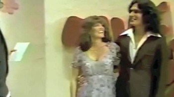 Foto tersebut adalah cuplikan acara TV populer The Dating Game, tayang tahun 1970-an. Nama wanita itu Cheryl Bradshaw. Pria di sampingnya, Rodney James Alcala. Pada saat kemunculannya, Rodney ternyata pembunuh kejam. Dia melakukan lima pembunuhan antara 1977 dan 1979. Dia mencekik korban hingga pingsan, membiarkan mereka sadar, dan kemudian mengulangi prosesnya sebelum membunuh. Jumlah pasti pembunuhannya tidak diketahui, tapi dia ditangkap dan dihukum karena tujuh pembunuhan. Dia muncul di The Dating Game sebagai fotografer sukses. Dia memenangkan kencan dengan Chery. Untungnya, gadis itu menolak berkencan dengannya, menyebutnya menyeramkan. Dia kemudian akan membunuh tiga wanita tambahan setelah penampilannya ini. Foto: Listverse
