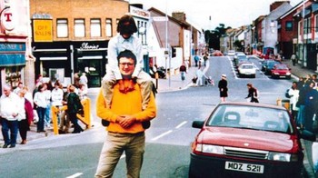 Seorang pria mengenakan jumper kuning  tersenyum dengan putranya. Mereka turis Spanyol yang mengunjungi Kota Omagh di Irlandia Utara. Mereka berdiri di depan mobil merah yang terlihat tidak berbahaya di jalan sibuk. Saat itu tahun 1998, dan mobil merah itu penuh dengan sekitar 226 kg bahan peledak, dan meledak beberapa saat setelah foto itu diambil. Itu adalah serangan teroris Tentara Republik Irlandia Nyata (Real IRA). Ledakan membunuh 29 orang dan melukai 220. Dua orang di foto ini secara ajaib selamat, meski sang fotografer meninggal. Foto: Listverse