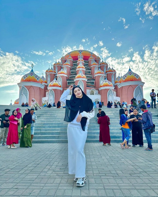 Sosok Inara Rusli mulai jadi perbincangan publik semenjak kehidupan rumah tangga bersama dengan eks vokalis Last Child, Virgoun terkuak di ranah publik. Inara secara terang-terangan mengungkap perselingkuhan suaminya itu ke publik. Foto: Instagram @mommy_starla.