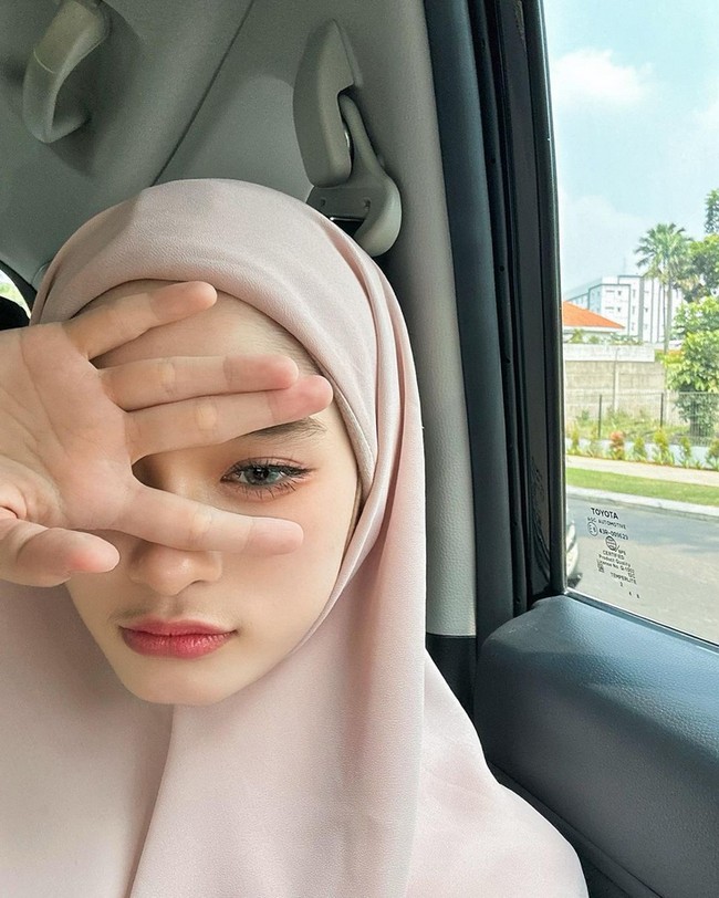 Inara yang mempunyai pengikut di Instagram lebih dari 1,8 juta ini konsisten mengenakan cadar sejak Ramadan tahun 2018. Namun pada 2023 ini Inara mengumumkan membuka cadarnya. Detik-detik Inara Rusli membuka cadarnya di depan publik membuat warganet terkejut dengan keputusannya tersebut.  Foto: Dok. Instagram @mommy_starla.
