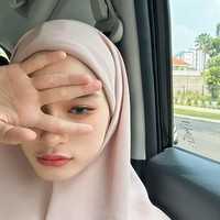 Inara yang mempunyai pengikut di Instagram lebih dari 1,8 juta ini konsisten mengenakan cadar sejak Ramadan tahun 2018. Namun pada 2023 ini Inara mengumumkan membuka cadarnya. Detik-detik Inara Rusli membuka cadarnya di depan publik membuat warganet terkejut dengan keputusannya tersebut.  Foto: Dok. Instagram @mommy_starla.