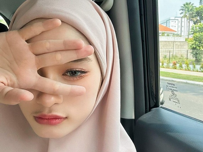 Gaya hijab Inara Rusli mendadak jadi tren.