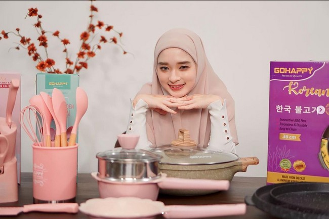 Inara Rusli mengungkapkan alasannya untuk membuka cadar. Untuk menghidupi anak-anak saya, ucapnya. Ia mengaku keputusannya ini ada unsur darurat karena kembali bekerja. Ada unsur daruroh atau darurat di sini. Jadi aku harus membuka cadar, terangnya lagi. Inara Rusli juga meminta jangan ada yang berburuk sangka kepadanya akan keputusannya ini. Semenjak lepas cadar, Inara semakin sering mendapatkan berbagai tawaran endorse dari berbagai jenis produk. Dalam foto ini, Inara sedang mempromosikan peralatan memasak. Foto: Dok. Instagram @mommy_starla.