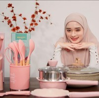 Inara Rusli mengungkapkan alasannya untuk membuka cadar. Untuk menghidupi anak-anak saya, ucapnya. Ia mengaku keputusannya ini ada unsur darurat karena kembali bekerja. Ada unsur daruroh atau darurat di sini. Jadi aku harus membuka cadar, terangnya lagi. Inara Rusli juga meminta jangan ada yang berburuk sangka kepadanya akan keputusannya ini. Semenjak lepas cadar, Inara semakin sering mendapatkan berbagai tawaran endorse dari berbagai jenis produk. Dalam foto ini, Inara sedang mempromosikan peralatan memasak. Foto: Dok. Instagram @mommy_starla.