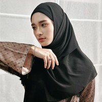 Inara kembali bangkit dan melanjutkan hidup demi ketiga buah hatinya. Inara pun kerap membagikan kegiatannya di Instagram dengan hijab segi empat instan. Gaya hijabnya kini menjadi tren di kalangan hijabers. Di media sosial, para konten kreator membuat tutorial hijab ala Inara Rusli. Gaya hijab ala Inara bisa membuat pipi jadi tirus dan awet muda. Foto: Dok. Instagram @mommy_starla.