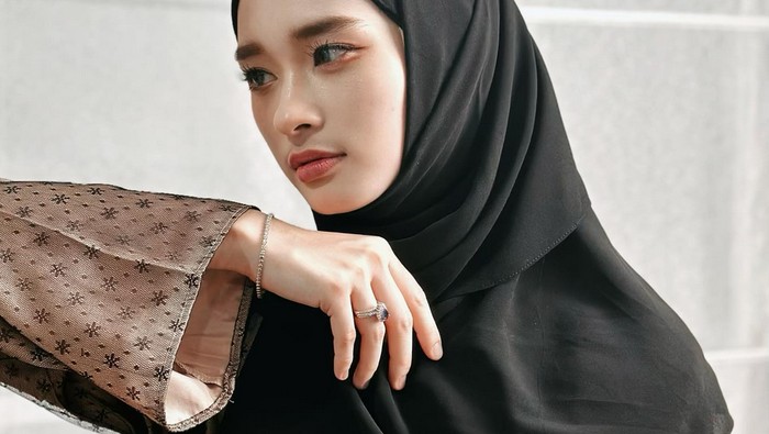 Gaya hijab Inara Rusli mendadak jadi tren.