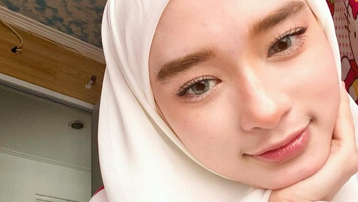 Gaya hijab Inara Rusli mendadak jadi tren.