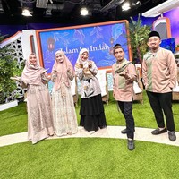 Inara Rusli sendiri pernah berkarier di dunia hiburan Tanah Air sejak usia 10 tahun. Namanya mulai dikenal publik ketika bergabung dalam girlband Bexxa pada tahun 2013. Dalam foto ini, Inara terlihat memakai hijab segi empat instan dengan hanya menyematkan jarum pentul atau peniti di bawah dagu dan tuspin di bagian depan hijab, saat menjadi bintang tamu di acara Islam Itu Indah, Trans Tv. Foto: Dok. Instagram @mommy_starla.