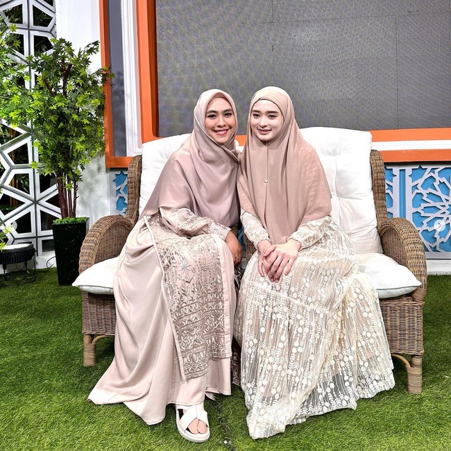 Gaya hijab Inara yang syari, warganet memuji agar muslimah lainnya bisa mengikuti penampilannya. Inara memilih gaya hijab yang syari dan simpel di berbagai kesempatan. Dengan trendingnya Inara dengan hijabnya yang alim dan baik Alhamdulilah sekarang banyak yang ikutan trend hijabnya Alhamdulilah nambah pahala juga kan buat Inara dan yang ikutan juga , ucap akun @dewi_moon96. Jilbabnya tetap bgitu aja ya kak, jangan dipendekin lagi, harap akun @vnldhianira. Momy 3 anak looks nya anak SMU baru lulus, kata pengguna Instagram @fadhila_ahmad2. Foto: Dok. Instagram @mommy_starla.