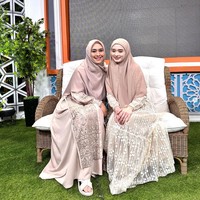 Gaya hijab Inara yang syari, warganet memuji agar muslimah lainnya bisa mengikuti penampilannya. Inara memilih gaya hijab yang syari dan simpel di berbagai kesempatan. Dengan trendingnya Inara dengan hijabnya yang alim dan baik Alhamdulilah sekarang banyak yang ikutan trend hijabnya Alhamdulilah nambah pahala juga kan buat Inara dan yang ikutan juga , ucap akun @dewi_moon96. Jilbabnya tetap bgitu aja ya kak, jangan dipendekin lagi, harap akun @vnldhianira. Momy 3 anak looks nya anak SMU baru lulus, kata pengguna Instagram @fadhila_ahmad2. Foto: Dok. Instagram @mommy_starla.