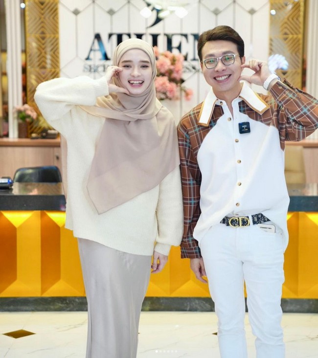 Kali ini Inara membentuk bagian hijab sebelah kanan di sampirkan ke belakang leher. Bagian hijab sebelah kiri dibiarkan ke depan untuk menutupi bagian dada. Inara memadukan hijab dengan atasan oversized dan rok dengan bahan flowy.  Foto: Dok. Instagram @mommy_starla.