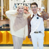 Kali ini Inara membentuk bagian hijab sebelah kanan di sampirkan ke belakang leher. Bagian hijab sebelah kiri dibiarkan ke depan untuk menutupi bagian dada. Inara memadukan hijab dengan atasan oversized dan rok dengan bahan flowy.  Foto: Dok. Instagram @mommy_starla.