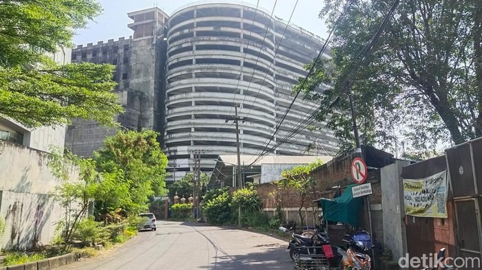 Gedung mangkrak Jalan Ngagel Surabaya.