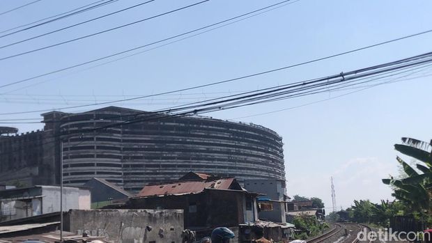 Gedung mangkrak Jalan Ngagel Surabaya.