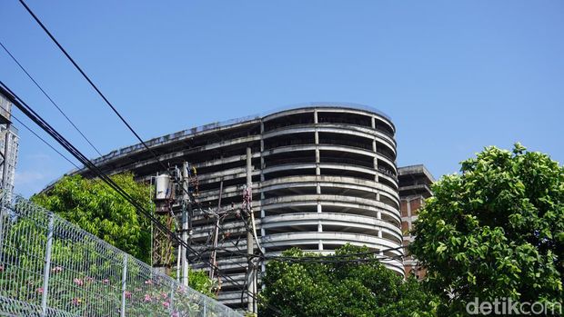 Gedung mangkrak Jalan Ngagel Surabaya.