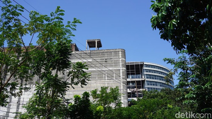 Gedung mangkrak Jalan Ngagel Surabaya.