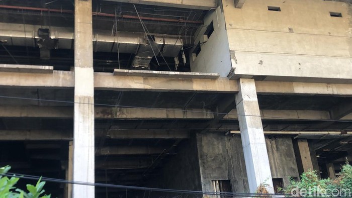 Gedung mangkrak Jalan Ngagel Surabaya.