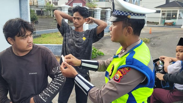 Remaja ditilang dan ketahuan bawa narkoba.