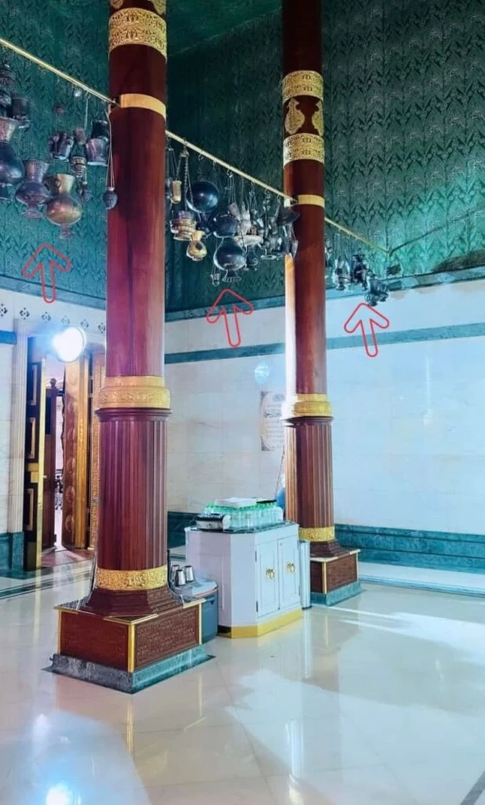 Hiasan di dalam Ka'bah.