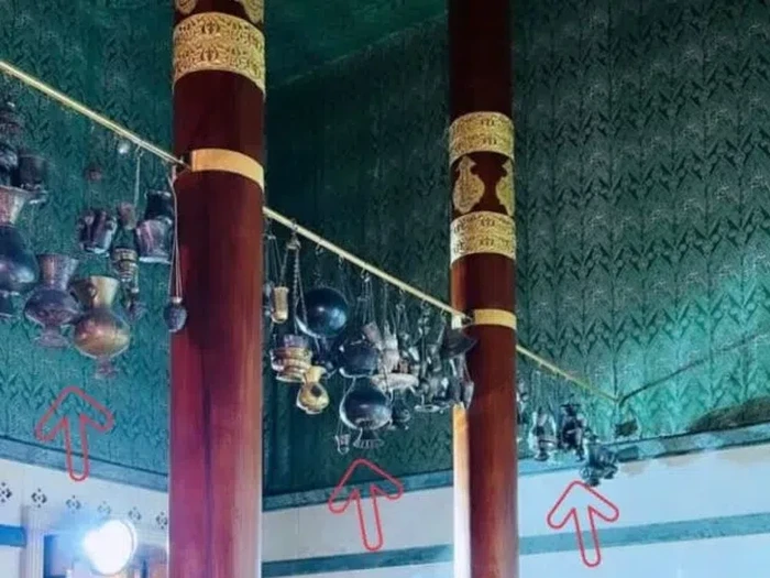 Hiasan di dalam Kabah.