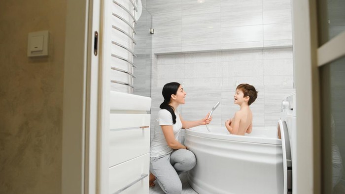 Perhatikan Fitur Pemanas Air Ini Biar Aman Saat Memandikan Si Kecil