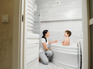 Perhatikan Fitur Pemanas Air Ini Biar Aman Saat Memandikan Si Kecil