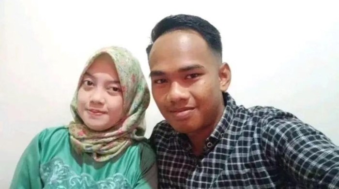 Lika Santosa bersama almarhumah istrinya yang meninggal karena tak ditangani puskesmas saat melahirkan.